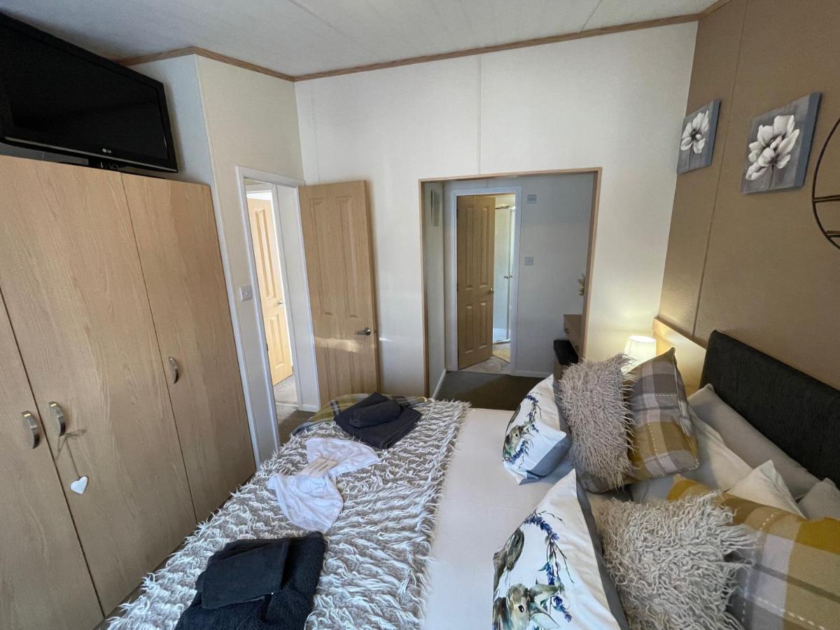 Rudd Lake Luxury Lakeside Lodge With Fishing & Hot Tub@Tattershall Exterior photo