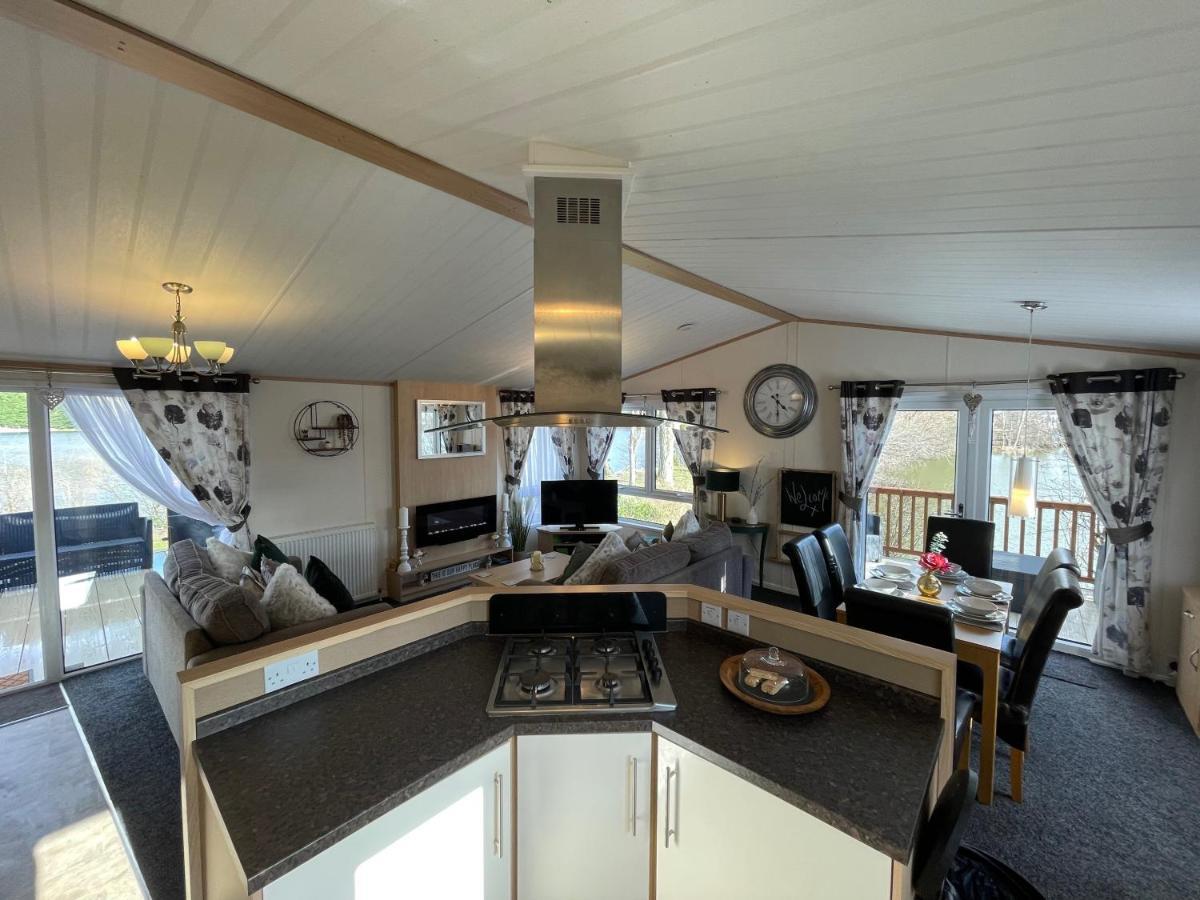 Rudd Lake Luxury Lakeside Lodge With Fishing & Hot Tub@Tattershall Exterior photo