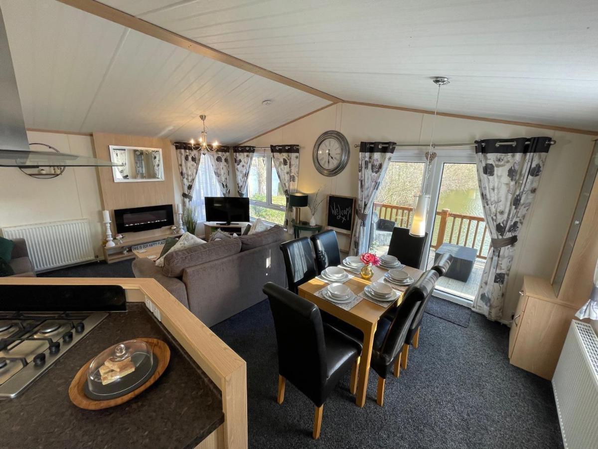 Rudd Lake Luxury Lakeside Lodge With Fishing & Hot Tub@Tattershall Exterior photo