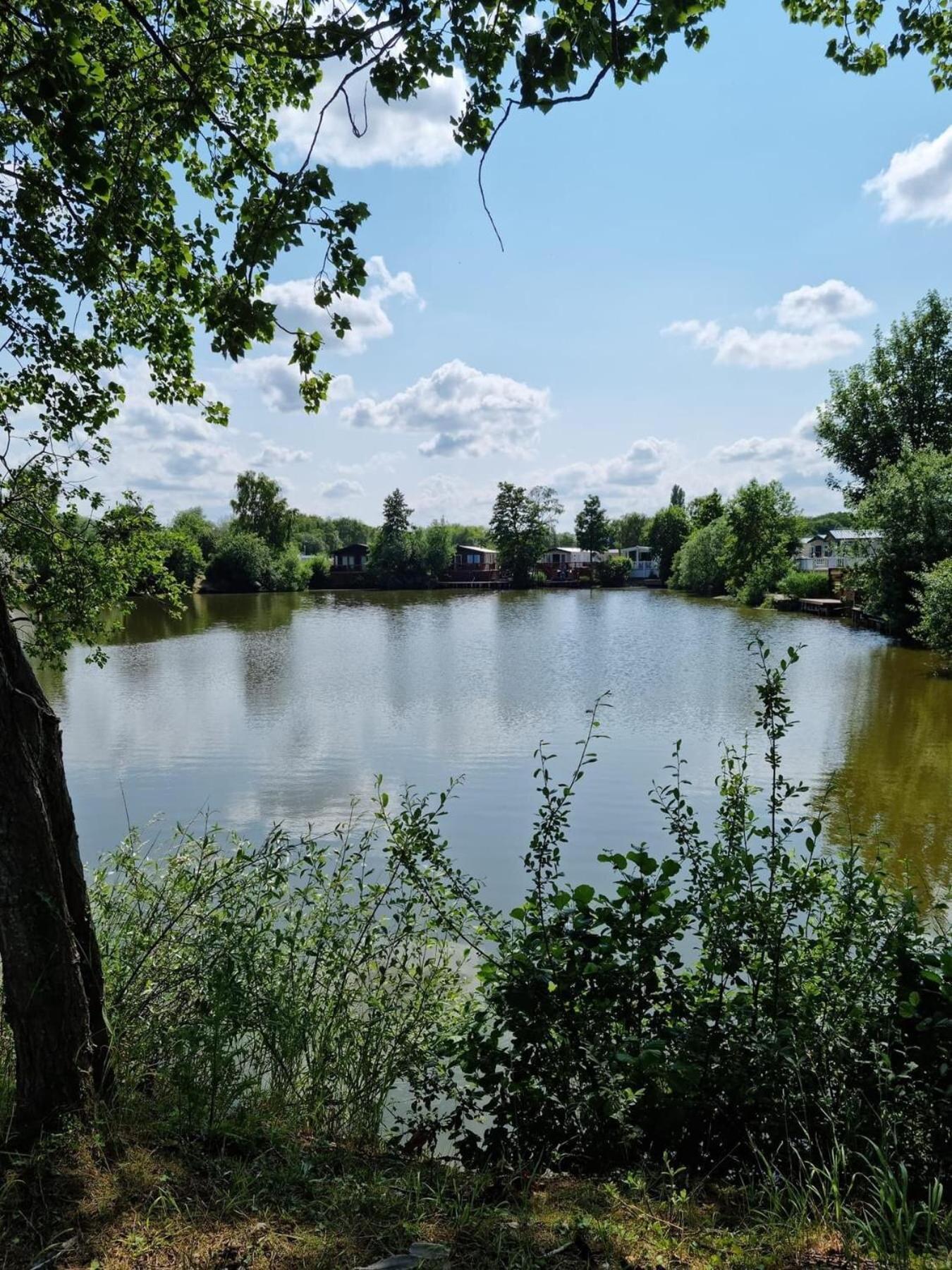 Rudd Lake Luxury Lakeside Lodge With Fishing & Hot Tub@Tattershall Exterior photo
